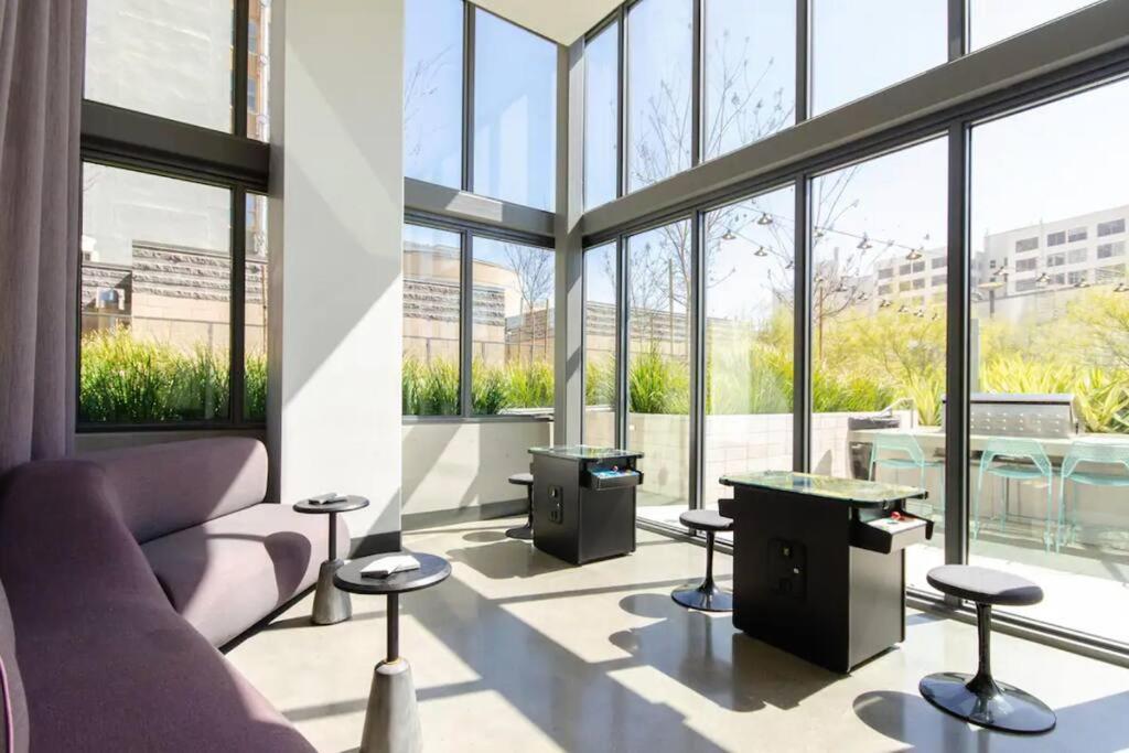 Apartment Stylish 3bed Highrise With Pool, Spa, Rooftop Deck