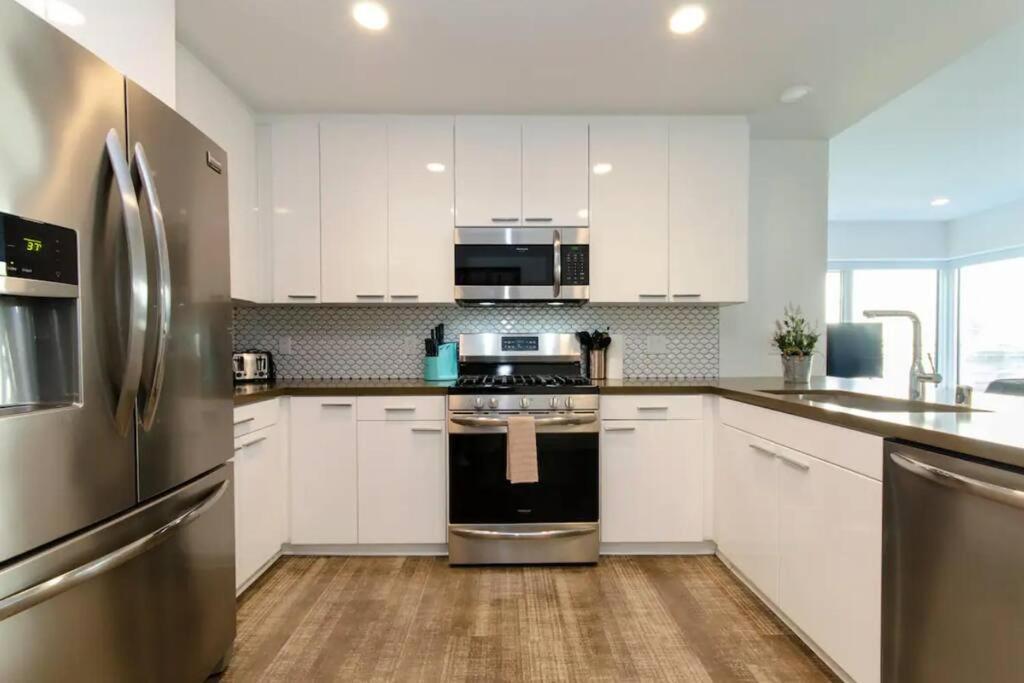 Stylish 3bed Highrise With Pool, Spa, Rooftop Deck Los Angeles
