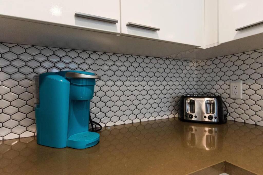 Stylish 3bed Highrise With Pool, Spa, Rooftop Deck Los Angeles