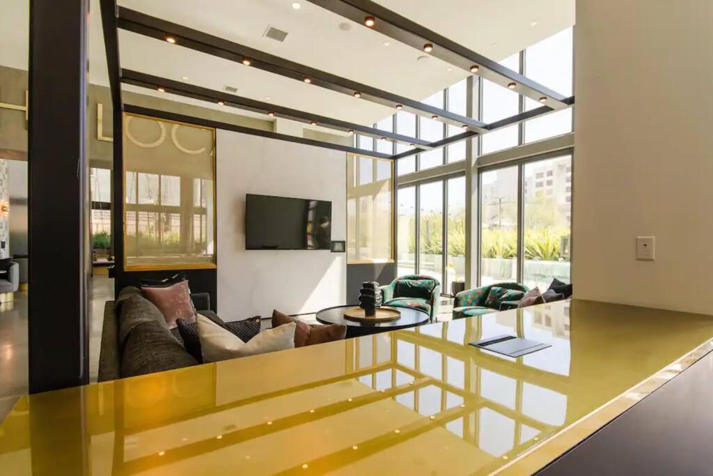 Stylish 3bed Highrise With Pool, Spa, Rooftop Deck Los Angeles